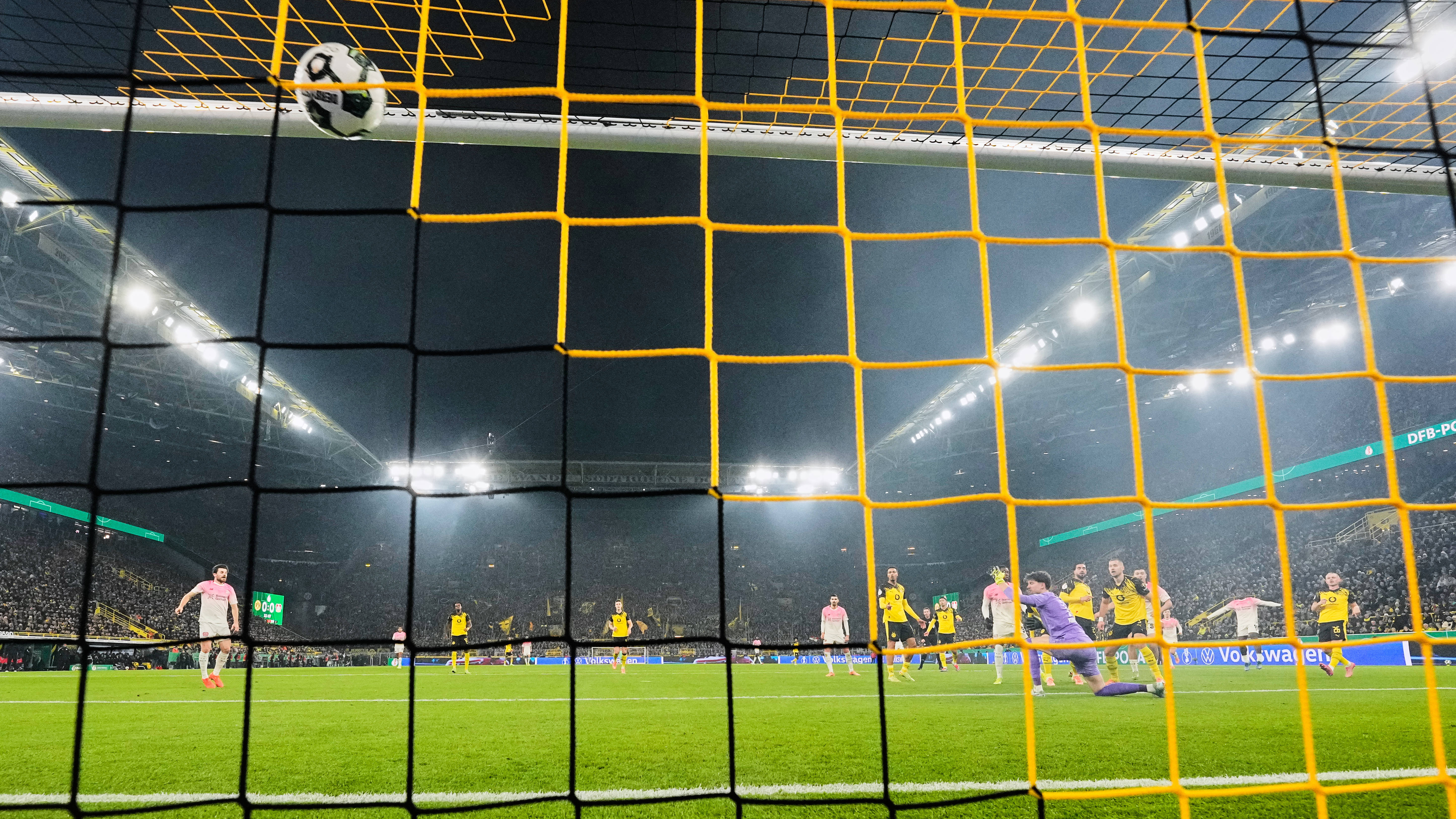 包含国际比赛日突围战来临；勒沃库森围绕德国杯回应争议；引发热议；赛季目标并未改变的词条-开云官方